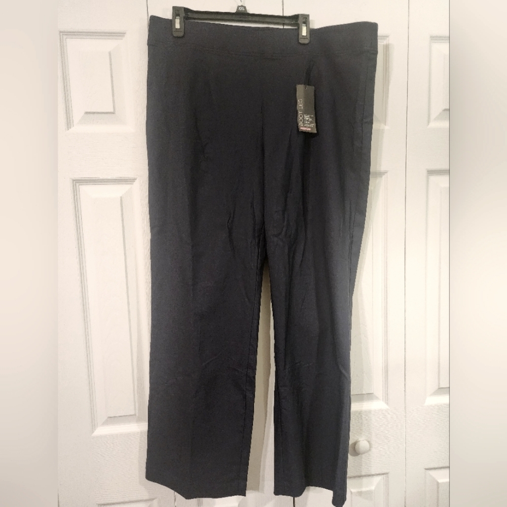 NWT Avenue Super Stretch Pull-on Boot Leg Pants 16A Black